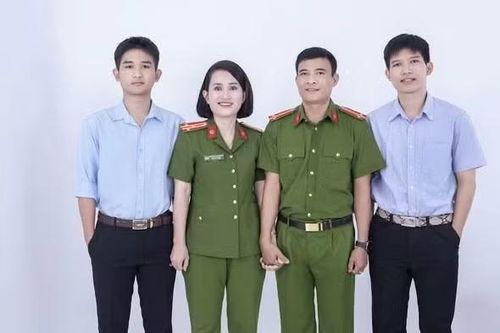 Gia đình Thượng tá Nguyễn Thị Thanh Hà - Phó Trưởng Công an đặc khu Cồn Cỏ, gia đình tiêu biểu của Công an tỉnh Quảng Trị.