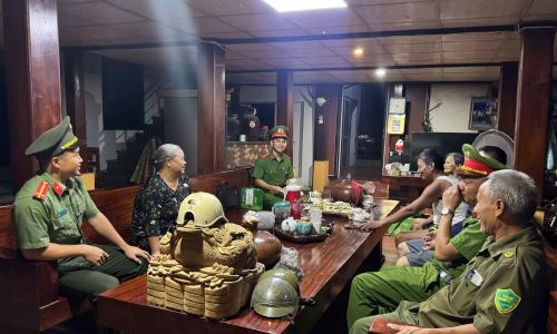 Công an xã Hoàng Vân tuyên truyền phòng chống ma túy.