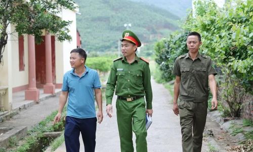 Công an xa Nghĩa Phương phối hợp tuần tra phòng, chống ma túy.