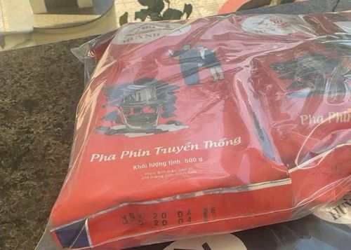 Sản phẩm "Cà phê Huỳnh Gia - pha phin truyền thống" do Nguyễn Tấn Hiệp biến hóa từ bột đậu nành rang tẩm hương cà phê. Ảnh: CAKH