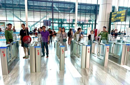 Công an cửa khẩu Tân Sơn Nhất hướng dẫn hành khách làm thủ tục.