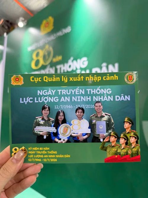 Một số hình ảnh tại không gian triển lãm Kỷ niệm 80 năm Ngày truyền thống lực lượng an ninh của Cục Quản lý xuất nhập cảnh.
