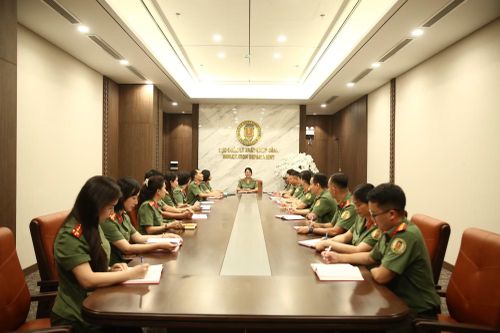 Đại tá Trương Thị Thu Ba, Phó Cục trưởng Cục Quản lý xuất nhập cảnh chủ trì buổi họp của đơn vị.