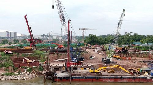  Khu vực thi công cầu vượt sông Đuống, thuộc địa bàn xã Đông Anh. 