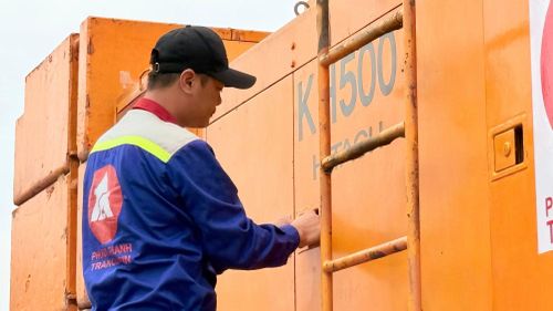 Công nhân lái máy cẩu kiểm tra trước khi vận hành.
