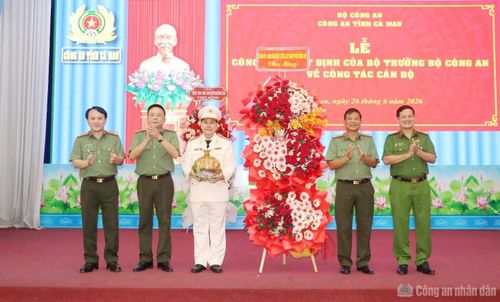 Các đồng chí trong Ban Giám đốc Công an TP Đồng Nai tặng hoa chúc mừng Đại tá Lê Mạnh Hùng, Phó Giám đốc Công an tỉnh Cà Mau.