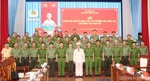 Lãnh đạo tỉnh Cà Mau, Ban Giám đốc và các đơn vị chúc mừng tân Phó Giám đốc Công an tỉnh Cà Mau.
