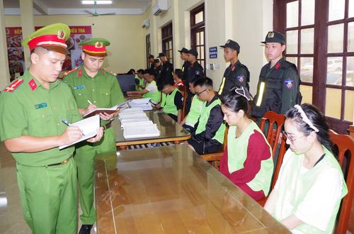 Các đối tượng cùng tang vật của vụ án.