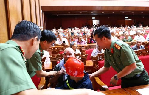 Các đại biểu dự buổi gặp mặt.