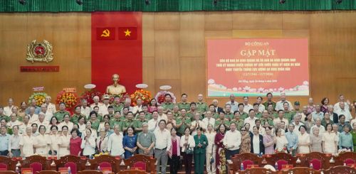 Thứ trưởng Phạm Thế Tùng cùng các đại biểu chụp hình lưu niệm.