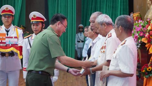 Thứ trưởng Phạm Thế Tùng tặng quà lưu niệm cho các đại biểu tại buổi gặp mặt