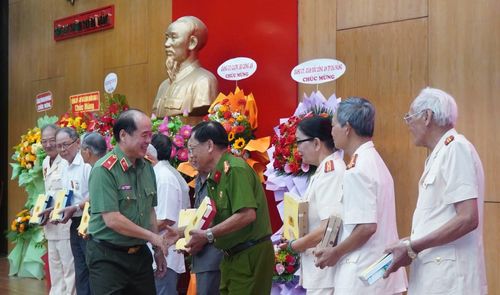 Thiếu tướng Nguyễn Hữu Hợp, Giám đốc Công an Đà Nẵng tặng quà lưu niệm cho các đại biểu.