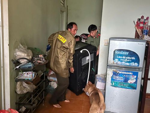 Công an xã Hòa An và lực lượng bảo vệ an ninh trật tự ở cơ sở khẩn trương hỗ trợ nhân dân di dời tài sản đến nơi an toàn.