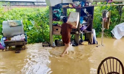 Nước lũ tràn vào nhà dân tại xóm Nà Tẻng, xã Hòa An.