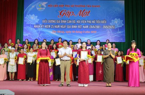 Vinh danh các gia đình hội viên phụ nữ tiêu biểu.