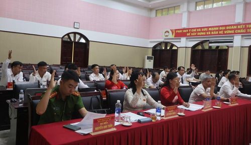 Các đại biểu biểu quyết thông qua nghị quyết tại kỳ họp.