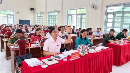 Đại biểu biểu quyết thông qua nghị quyết tại kỳ họp.