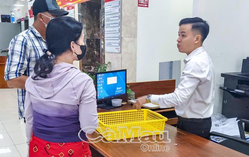 Bàn hướng dẫn người dân liên hệ công việc tại Trung tâm Phục vụ hành chính công tỉnh Cà Mau.