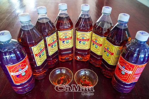Từ nguyên liệu thiên nhiên đến thành phẩm, mỗi chai nước mắm đều chứa đựng tâm huyết của người làm nghề.