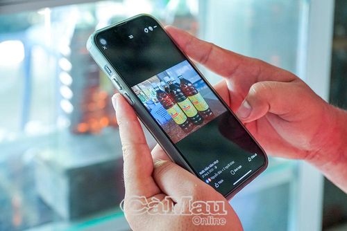 Tiếp nối nghề gia truyền, anh Hứa Thế Hiển xem chuyển đổi số như một cách để gìn giữ và lan tỏa giá trị của nghề làm nước mắm truyền thống.