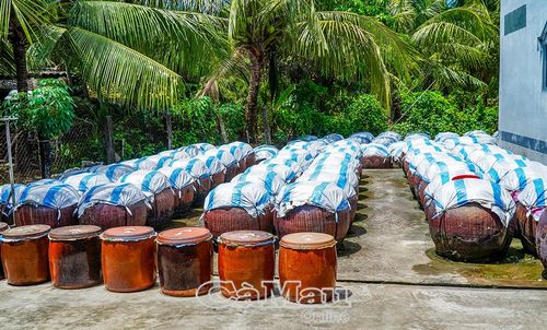 Mỗi mẻ nước mắm đều trải qua quá trình ủ kéo dài khoảng một năm trước khi đưa ra thị trường.