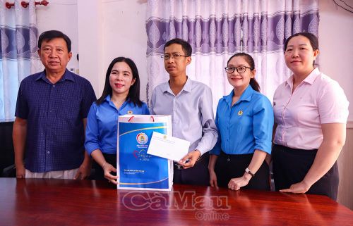 Đoàn công tác trao quà cho anh Đinh Hoàng Đạo.