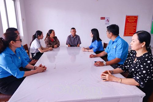 Đoàn công tác thăm hỏi tình hình sức khỏe, đời sống các đoàn viên thuộc Công đoàn cơ sở Bệnh viện Đa khoa Năm Căn thuộc Công đoàn xã Năm Căn quản lý.