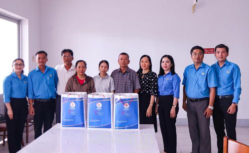 Đoàn công tác trao quà cho các đoàn viên Công đoàn cơ sở Bệnh viện Đa khoa Năm Căn, động viên mọi người giữ tinh thần lạc quan, tích cực điều trị bệnh, sớm phục hồi sức khỏe.
