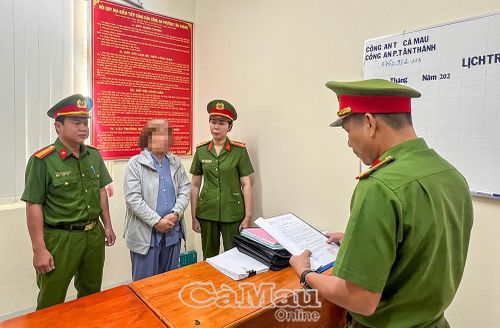 Cơ quan Cảnh sát điều tra Công an tỉnh Cà Mau thi hành Lệnh bắt bị can để tạm giam đối với Nguyễn Thị Mỹ Nồng.