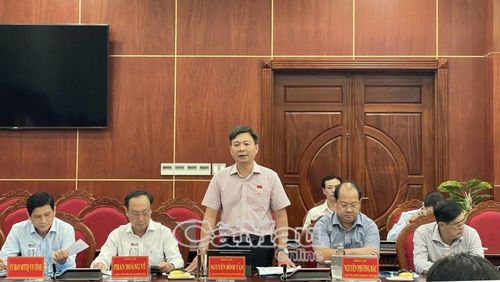 Phó Trưởng đoàn chuyên trách Đoàn ĐBQH tỉnh Nguyễn Bình Tân ghi nhận và đánh giá cao nỗ lực của UBND tỉnh trong vận hành mô hình chính quyền địa phương 2 cấp, bảo đảm phục vụ người dân và doanh nghiệp.