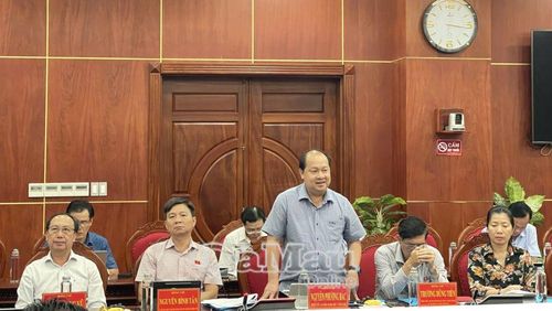 Giám đốc Sở Khoa học và Công nghệ Nguyễn Phương Bắc trao đổi về công tác cán bộ và định hướng đầu tư hạ tầng số cho cấp xã trong thời gian tới.