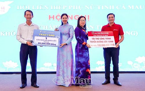 Đại diện VNPT Cà Mau trao bảng tượng trưng hỗ trợ xây dựng nhà "Mái ấm tình thương"; đại diện Agribank chi nhánh Cà Mau trao bảng tượng trưng hỗ trợ thực hiện mô hình "Tuyến đường cây xanh" cho hội LHPN tỉnh Cà Mau.