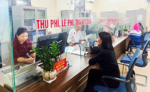 Người dân được hướng dẫn các thủ tục hành chính tại bộ phận một cửa phường Nghĩa Lộ, tỉnh Lào Cai. Ảnh ST