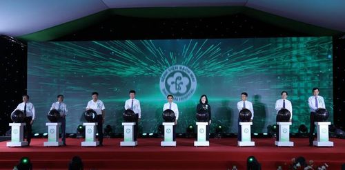 Phó Thủ tướng Nguyễn Văn Thắng và các đại biểu thực hiện nghi thức khai trương hoạt động Bệnh viện Bạch Mai cơ sở Ninh Bình. Ảnh: CP
