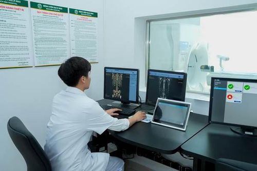 Hệ thống trang thiết bị hiện đại sẵn sàng phục vụ người bệnh. 