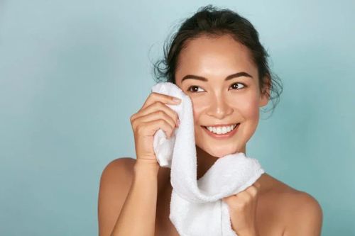 Khi rửa mặt, việc lựa chọn nhiệt độ nước nên dựa trên đặc điểm riêng của từng loại da