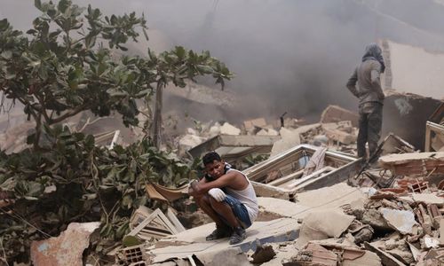 Những tòa nhà đổ sập sau trận động đất liên hoàn ở bang La Guaira, Venezuela - Ảnh: Reuters