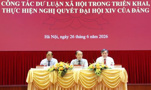 Phó Trưởng Ban Thường trực Ban Tuyên giáo và Dân vận Trung ương Phạm Tất Thắng, Phó Giám đốc Thường trực Học viện Chính trị quốc gia Hồ Chí Minh Lê Hải Bình, Chủ tịch Viện Hàn lâm Khoa học Xã hội Việt Nam Lê Văn Lợi chủ trì hội thảo.