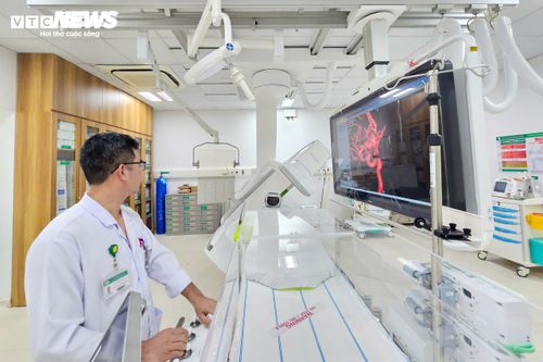 Ở lĩnh vực can thiệp, hệ thống chụp mạch số hóa xóa nền (DSA) cho phép quan sát hệ thống mạch máu theo thời gian thực với hình ảnh có độ phân giải cao và liều tia tối ưu. Thiết bị hỗ trợ chẩn đoán chính xác các bệnh lý hẹp, tắc, phình hoặc dị dạng mạch máu, đồng thời triển khai các kỹ thuật can thiệp ít xâm lấn trong tim mạch, thần kinh và mạch máu.