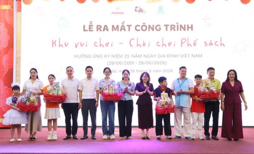 Phó Chủ tịch UBND phường Cửa Nam Trịnh Ngọc Trâm tặng quà cho các lớp năng khiếu hè của Trung tâm Văn hóa Thông tin và Thể thao phường. Ảnh: PV