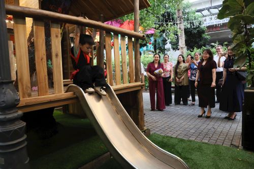 Các em nhỏ khám phá góc vui chơi sáng tạo và nhiều hoạt động trải nghiệm hấp dẫn được thiết kế gần gũi với thiên nhiên. Ảnh: PV