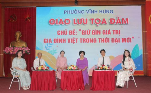 Các đại biểu tham dự giao lưu tọa đàm có chủ đề "Giữ gìn giá trị gia đình việt trong thời đại mới' do phường Vĩnh Hưng tổ chức nhân ngày Gia đình Việt Nam 28/6. Ảnh: Tuấn Dũng.