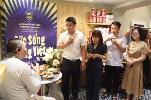 Sen Huế và các sản phẩm chế biến từ sen nhận được sự quan tâm đặc biệt của khách tham quan. Ảnh: Bảo Trung