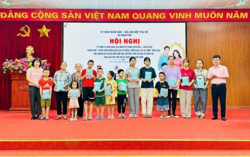 Hội Liên hiệp Phụ nữ xã trao quà cho trẻ em có hoàn cảnh khó khăn. Ảnh: Phương Xuyến