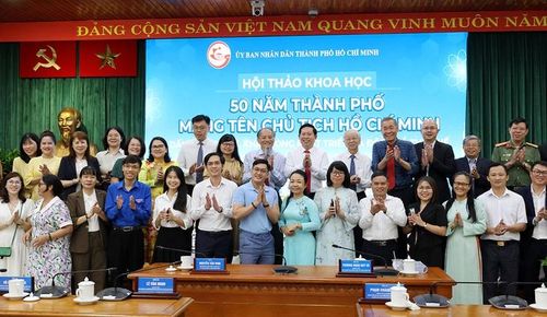 Các đại biểu tham dự hội thảo chụp ảnh lưu niệm.