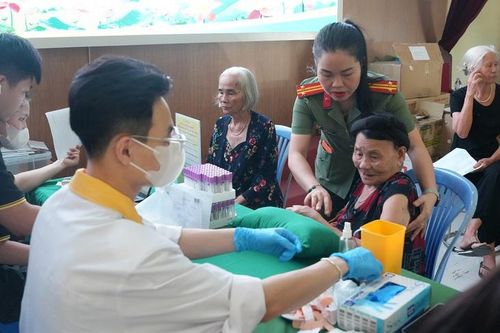 Lực lượng Công an phối hợp cán bộ y tế hỗ trợ lấy mẫu sinh phẩm ADN của thân nhân liệt sĩ phục vụ công tác đối sánh, xác định danh tính hài cốt liệt sĩ chưa rõ thông tin.