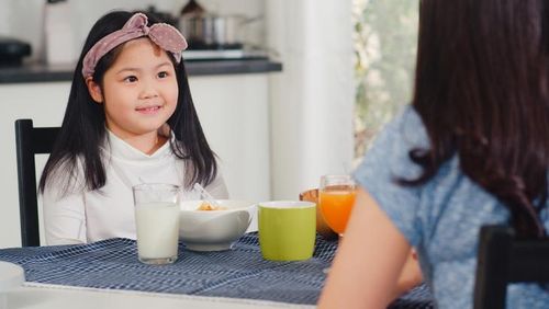 Thay vì các loại nước ngọt công nghiệp, cha mẹ nên ưu tiên cho trẻ uống nước lọc, nước trái cây tươi giàu vitamin C, sữa tươi.