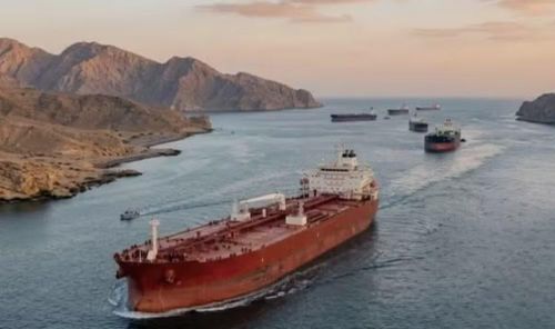 Một nguồn tin an ninh hàng hải cho biết con tàu nhiều khả năng bị máy bay không người lái tấn công, song hiện chưa xác định được bên thực hiện vụ việc.