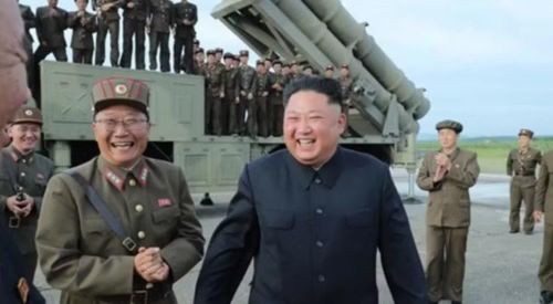 Sau khi theo dõi cuộc thử nghiệm, ông Kim Jong-un bày tỏ hài lòng với kết quả đạt được. Ông cho rằng các hệ thống pháo mới phản ánh bước tiến trong quá trình tăng cường hỏa lực tại khu vực biên giới phía nam, với mức độ tự động hóa cao hơn, tầm bắn xa hơn và độ chính xác được cải thiện đáng kể.