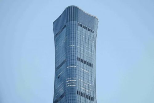  Dấu vết hư hại bên ngoài tòa tháp Citic (China Zun) sau vụ va chạm máy bay chiều 26/6. Ảnh: Reuters. 